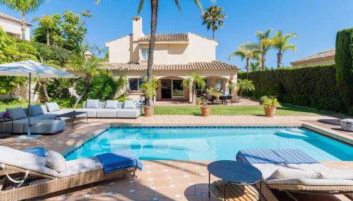 Charming Andalusian-Style Beach Villa - Foto 2, Garden, sunbed