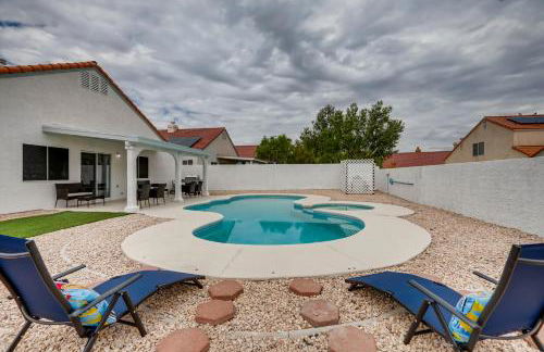 Luxurious House With A Pool, Spa, and Patio, Sleeps 6 Comfortably - Foto 27