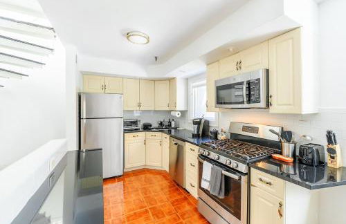 Modern 3BR Townhouse with Private Rooftop & Parking Minutes to NYC - Foto 13