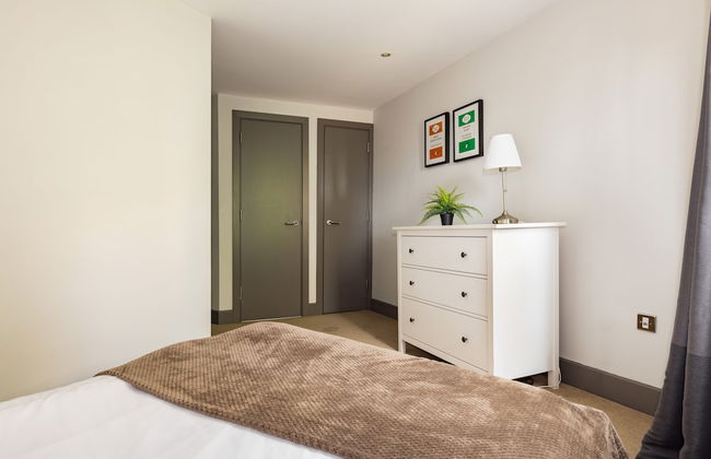 Spacious 2 Bed - Battersea High Street - Photo 13