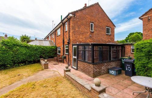 Cheerful 3 bedroom home with parking near Chester - Photo 45