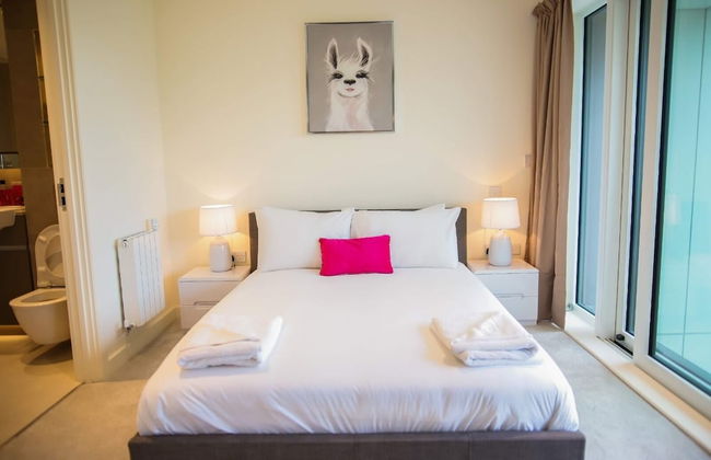 Thames View 2 Bed Apartment With Balcony - Photo 11