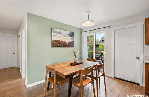 Downtown Retreat: Convenient Family Cottage - Foto 2