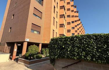 Enjoy the sun and pool in this fabulous apartment - Foto 15