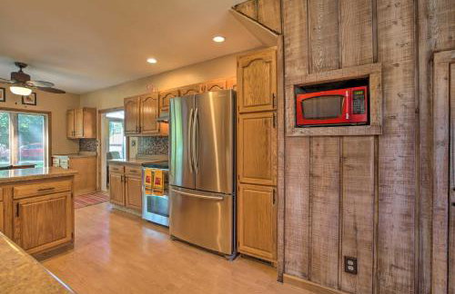 Pet-Friendly Home with Views of Lake Delavan! - Foto 14