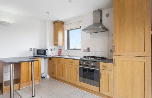 Modern 2 bed 2 bath with Balcony in Rayners lane Pinner Harrow near Wembley Greater London - Photo 28