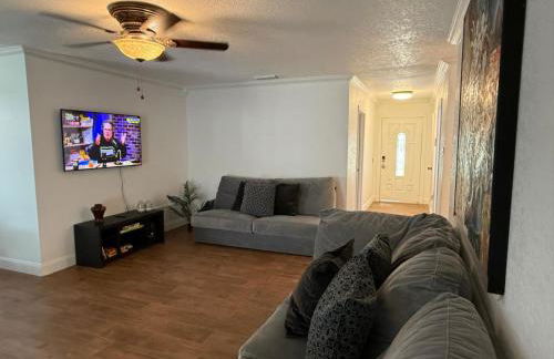 5 BR home with pool and outdoor fun - Foto 8