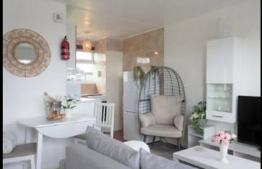 2 Bed Chalet Sleeps 4- Parking, Garden, Near Beach - Foto 17