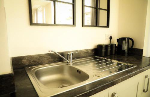 Bradford City Centre Walk To Trains, Dining, 65' Smart TV, Perfect For Working Professionals - Foto 20