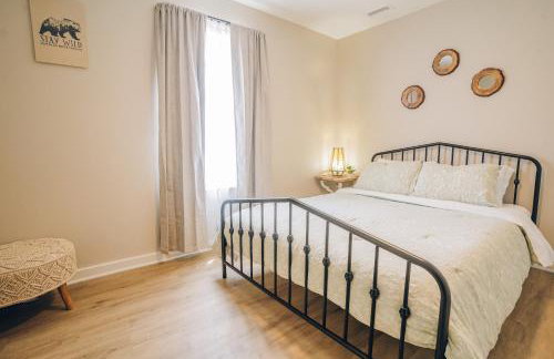 City Retreat - 4 Bedroom Oasis with King & Private Yard near Downtown - Foto 11
