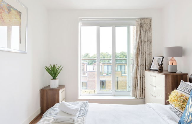 Sophisticated 2 Bed Flat with Balcony in Acton - Foto 7