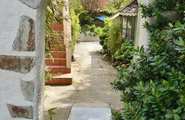 Simply the best ! 4 min walk to Beach, Pubs, Restaurants, Shops, Htd Pool, Hottub, Games rm, 1 acre Garden, BBQ's Coast to Coast cycle path, Beautiful, Bassets acre, Only six 1-3 bedroom SUPERB apartments, Free Parking and WIFI - Foto 25