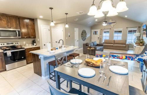 Neon Vibes Outdoor TV Hot Tub Arcade Room - Foto 6