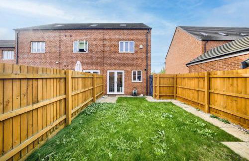 3 BedRoom house, Sleeps 6 with Full Kitchen, Garden and Free Parking - FREE Wi-Fi near Milton Keynes Bowl - Foto 36