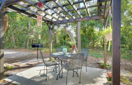 Oak Island Vacation Rental with Decks, Walk to Beach - Foto 28