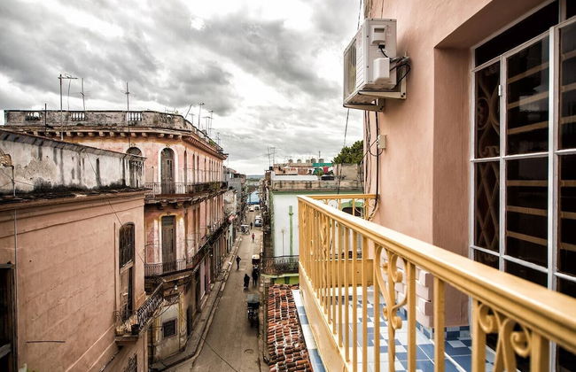 Apartamento Privado con Balcón y Vistas - Photo 1