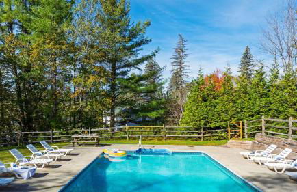 Mins to Hunter Mountain • Sleeps 36 • Pool Spa Games Bar Cozy Peaks Lodge by AvantStay - Foto 2