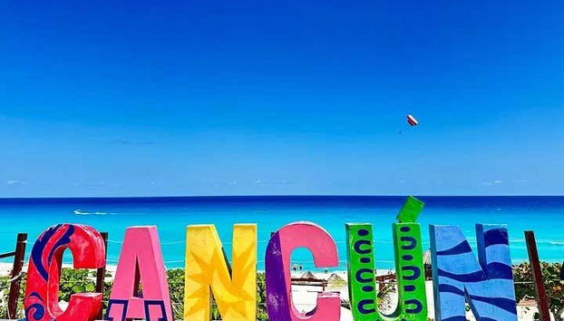 Letreiro colorido de Cancun