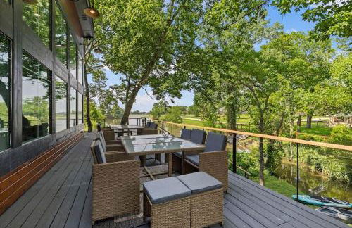 LUX Treehouse on Private Lake next to Lake Conroe with Game room, Paddleboards, Lake Views, and more! - Foto 22