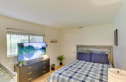 Crestline Home with Private Hot Tub Steps to Lake! - Foto 20