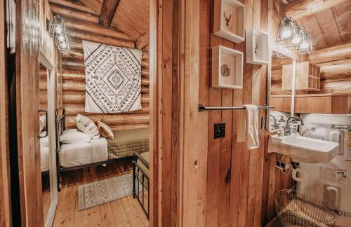 76GS - Genuine Log Cabin - WiFi - Pets Ok - Sleeps 4 home - Foto 46