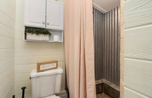 Tiny Home w MIL suite - 3 MI to DT - Foto 62