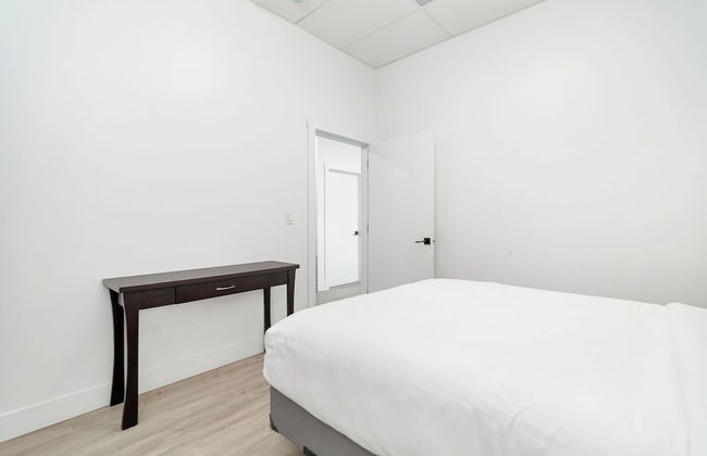 Charming 1BR Lakeside - Photo 2