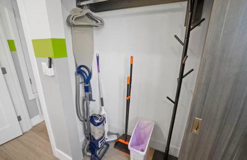 C- Vibrant and Glam NoHo Pad near U-Studios and H-Sign - Foto 33