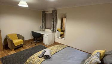 New city flat, 3 x double bed en-suite bedrooms, private kitchen & lounge, free private parking & own workspaces - Foto 4