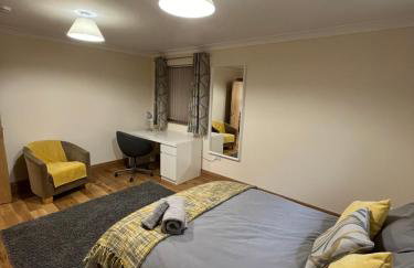New city flat, 3 x double bed en-suite bedrooms, private kitchen & lounge, free private parking & own workspaces - Foto 4