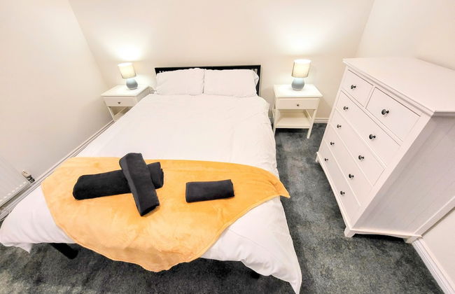 Large Modern House with Parking - Photo 7