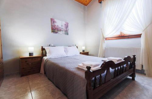 Red Roses-Traditional House - Photo 35