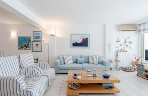 Beachfront Modern Apartment - Photo 1