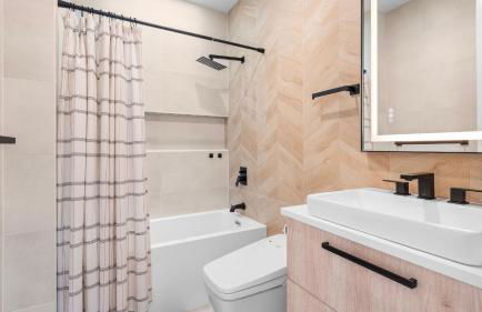 Modern Oasis w Pool Hot Tub Rooftop Deck Home Theater Mariposa Retreat by AvantStay - Foto 27