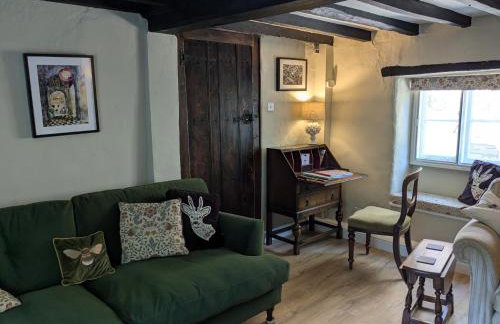 Period Thatched Cottage Towcester - Photo 42