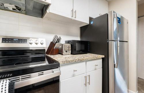 Landing Stunning 2BD Tennis Court Gym - Photo 10