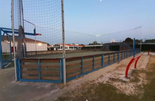 Mobil home camping les Charmettes 4 étoiles les MATHES en Charente Maritime prés du ZOO de la Palmyre 8 personnes tout confort 3 chambres 2salles de bains 2 WC Lave linge lave vaisselle Climatisation bien situé - Foto 30