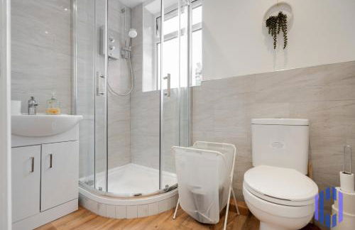 Sophisticated & Stylish Flat near Manchester Airport - Sleeps 9 - Foto 33