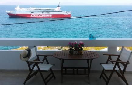 Overlooking the blue sea - Foto 1