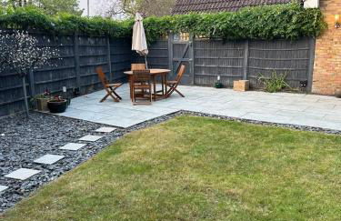 Contemporary detached house short train to London - Photo 11