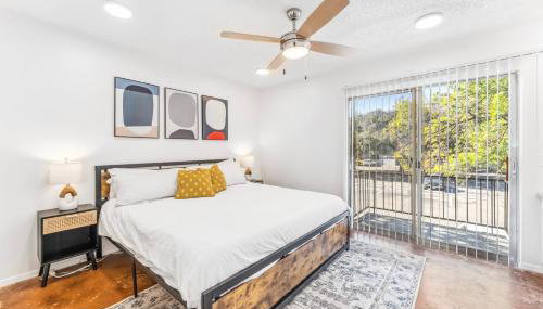 Heart of SoCo 2BR and 1BR King Suites with Free Parking, Pool, and Laundry Center - Foto 5