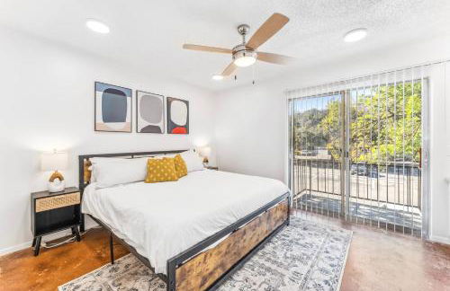 Heart of SoCo 2BR and 1BR King Suites with Free Parking, Pool, and Laundry Center - Foto 5