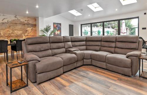 Contractors Heaven-POOL TABLE-THREE BEDROOM HOUSE WITH SEPARATE ONE BEDROOM SELF CONTAINED-Close to AIRPORT - Foto 48