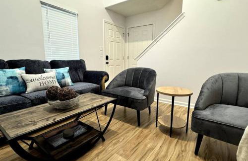 Bright Spacious Renovated Home Master on Main - Foto 11