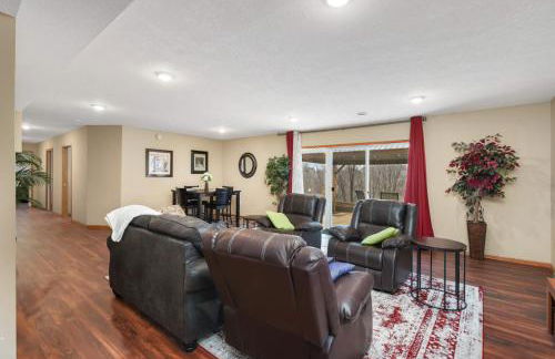 Charming 3-bedroom 1 bath basement nook with backyard view and gazebo - Foto 22