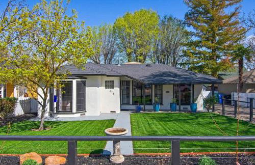 MIDCENTURY MANOR-Hot Tub & 5 Blocks to Town Center - Foto 1