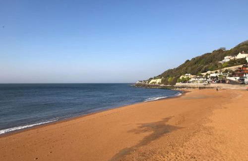 Relaxing private entrance ensuite room with stunning sea view and swimspa - Photo 30