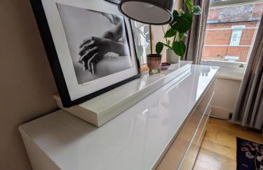 Charming Bright 2-Bed Heritage Flat, Battersea Park, London - Foto 46