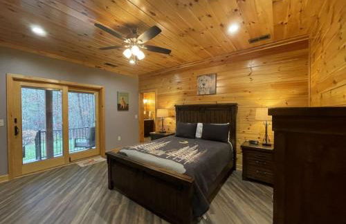 Nature lovers dream! Steps from fishing plus 140 acres of hiking! 4 Bedroom Home by RedAwning - Foto 16