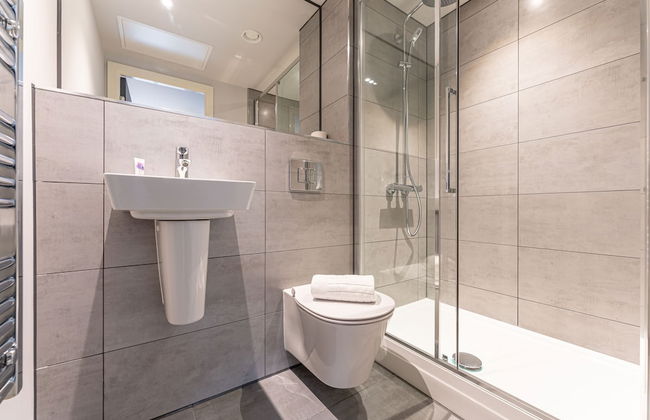 Stylish 2 Bed 2 Bath Apt in BMH City Centre - Photo 4